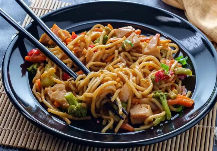 Makaron chow mein: Z czym jeść, by smakował jak z restauracji?