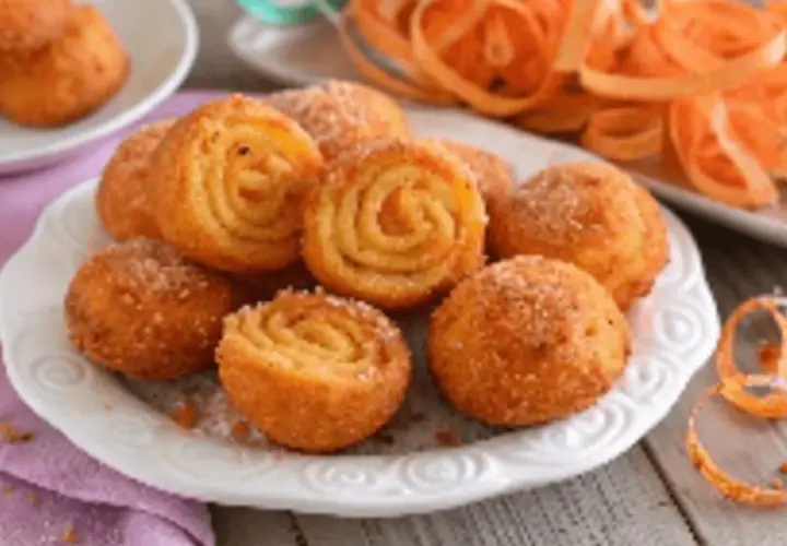 Dolci fritti, alcuni a forma di spirale, altri sferici, cosparsi di zucchero. Sono i **limoncini marchigiani**, un piacere per il palato.
