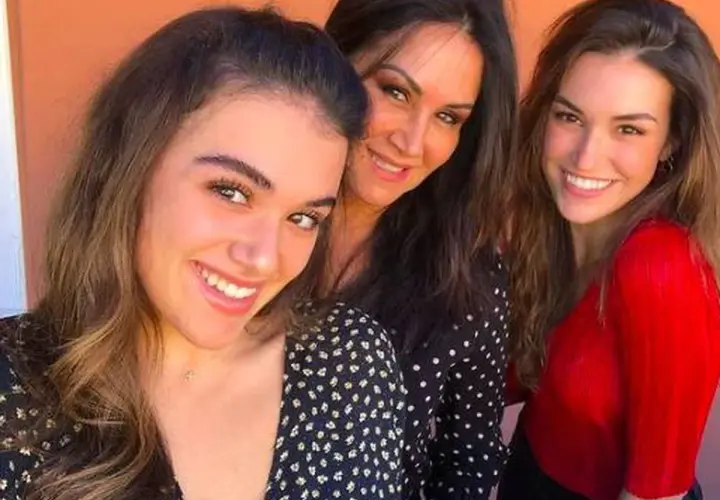 Pepa Gea y sus hijas, radiantes de felicidad. La edad no parece ser un impedimento para su alegría contagiosa.