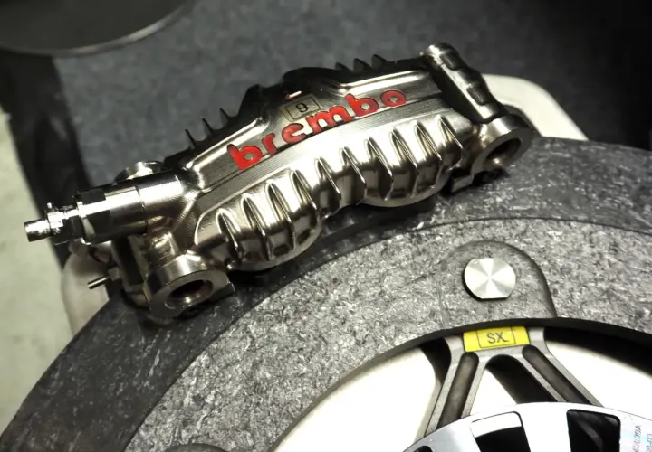 Pinza de freno Brembo para moto, mostrando diferentes tipos de pastillas de freno moto.