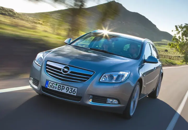 Opel Insignia 2.0 CDTI 130 CV en carretera. A pesar de su elegancia, algunos conductores experimentan problemas con este modelo.
