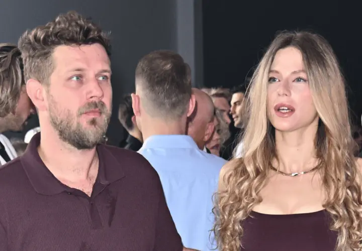 Izabela Banaś i Antek Królikowski na evencie. W tle tłum ludzi.