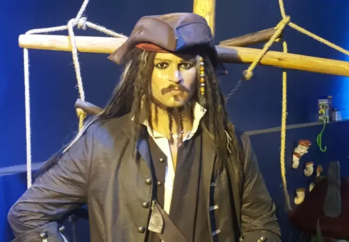Kapitan Jack Sparrow w muzeum figur woskowych Władysławowo. Pirat z Karaibów w charakterystycznym stroju i z dredami.