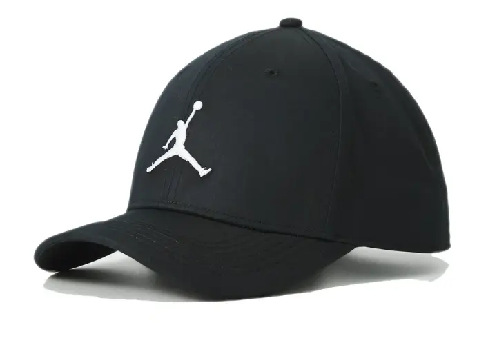 Czarna czapka z daszkiem Jordan Jumpman z białym logo. Idealna dla fanów koszykówki i stylu sportowego.