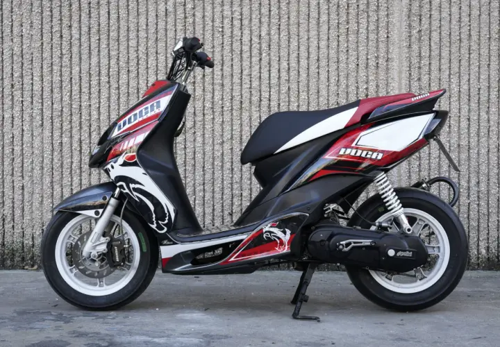 Moto 49cc con diseño deportivo negro, rojo y blanco, con dragones. ¿Por qué no arranca mi moto 49cc?