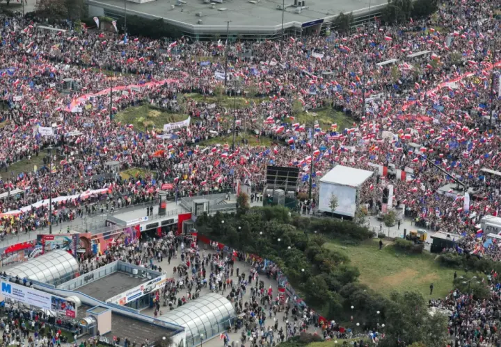 Tysiące ludzi z polskimi flagami na Marszu Miliona Serc. Trasa wydarzenia rozciąga się przez miasto, tworząc morze biało-czerwonych barw.