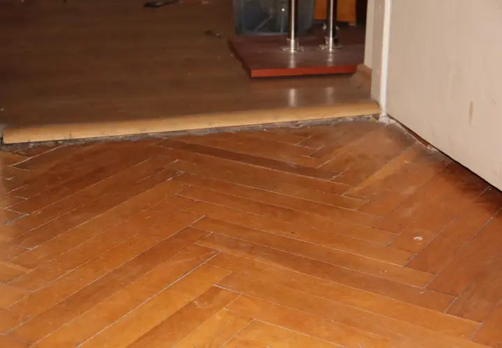 Co położyć na stary parkiet? Najlepsze rozwiązania do renowacji powierzchni