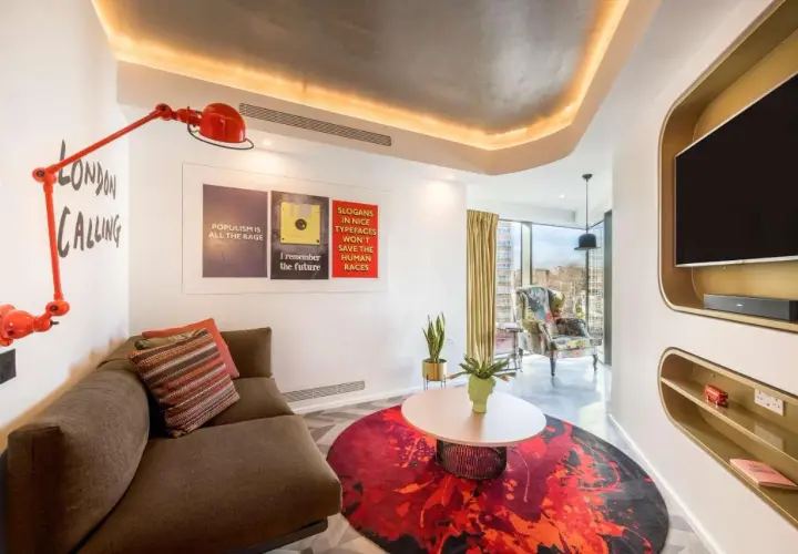 Nowoczesny pokój z sofą, stolikiem i plakatem "London Calling".