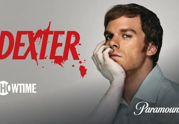 Dexter: Resurrection Sverige. En man med handen mot ansiktet, bredvid blodstänk och logotyperna Showtime och Paramount+.