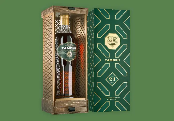 Bouteille de Tamdhu 21 ans, un whisky single malt des Speyside, dans son coffret luxueux en bois et sa boîte décorée.