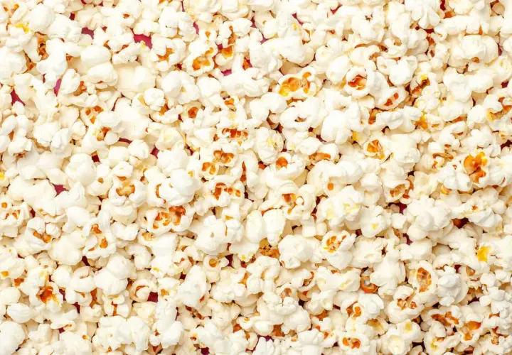 Czy popcorn tuczy? Jak jeść go zdrowo i bez wyrzutów sumienia