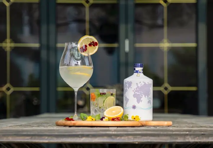 Dwa drinki i butelka z mapą świata. Czy wódka z trawą żubrową (żubrówka) może być produkowana w domu?