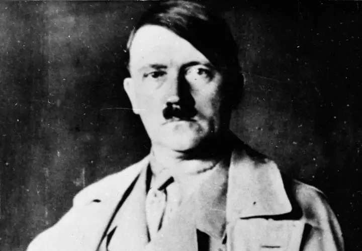 Porträt von Adolf Hitler, dessen Todestag am 30. April 1945 markiert wurde.