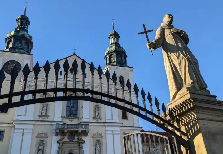 Kamienna figura z krzyżem przed kościołem na krakowskiej Kalwarii Zebrzydowskiej.