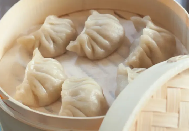 Pyszne, parujące chińskie pierożki w bambusowym parowniku. Idealne na przekąskę.
