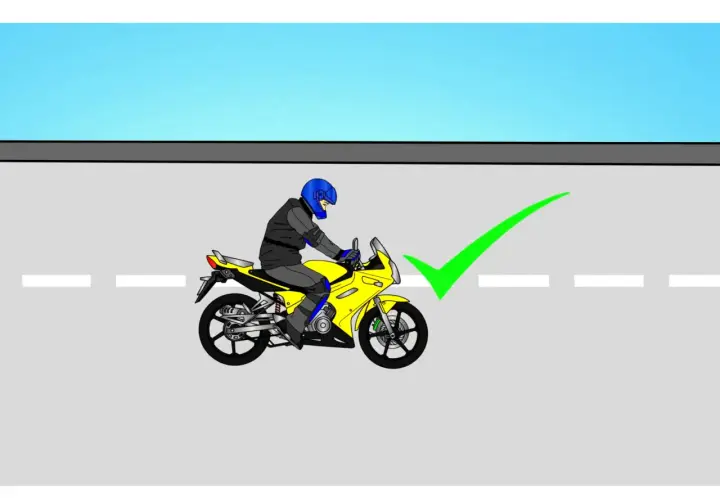 Motociclista con casco azul listo para arrancar una moto amarilla. ¡Todo en orden!