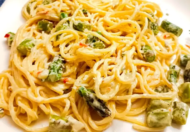 Pyszne spaghetti ze szparagami w kremowym sosie, posypane parmezanem. Idealne danie na wiosnę!