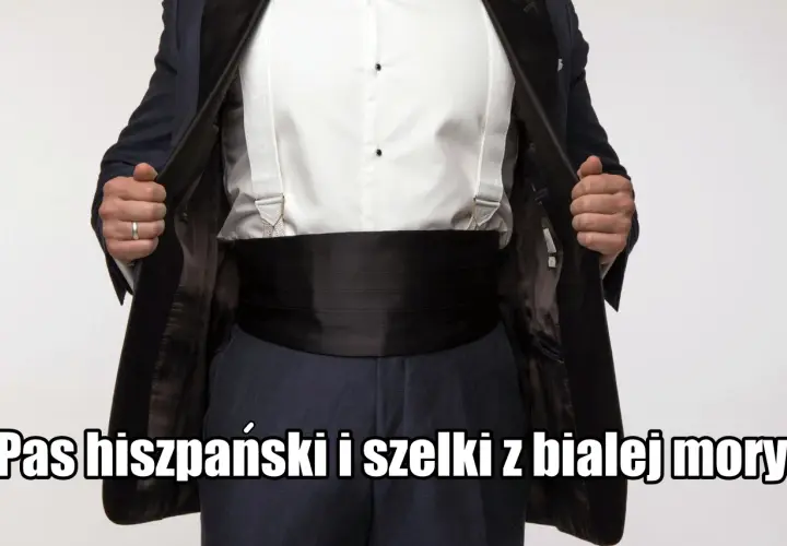 Elegancki mężczyzna prezentuje czarny pas hiszpański i białe szelki do smokingu.