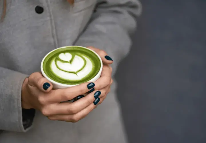 Zielony matcha latte z pianką w kształcie serca, idealne co zamiast kawy.