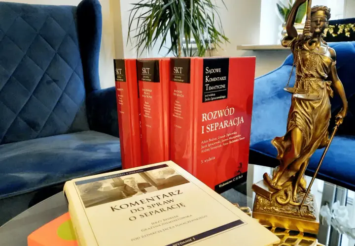 Książki o rozwodzie i separacji, w tym poradnik "Jak złożyć pozew o separację", obok Temidy.