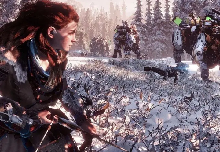 Aloy z Horizon Zero Dawn Platyna w śnieżnym lesie, gotowa do walki z mechanicznymi bestiami.