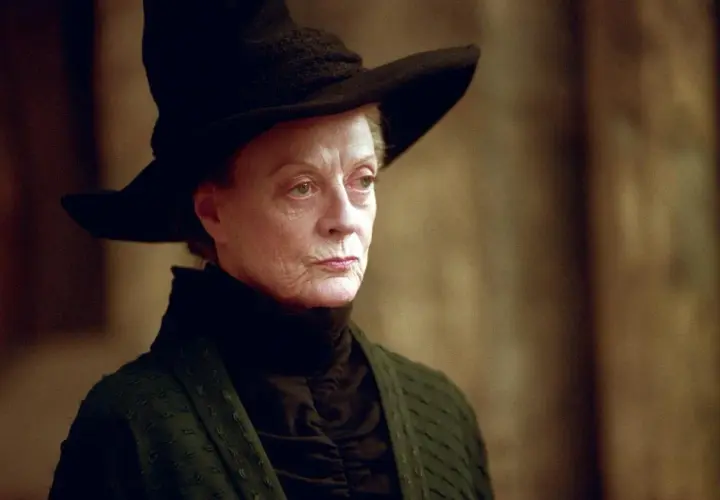Profesor Minerwa McGonagall w czarnym kapeluszu i szacie, z surowym wyrazem twarzy, gotowa do działania.