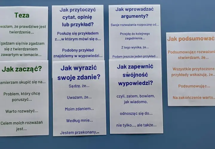 Pomocne frazy do zakończenia rozprawki: "Podsumowując rozważania, stwierdzam, że...", "Na zakończenie warto...".