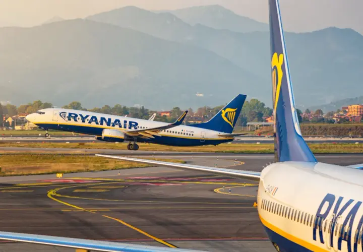 Samolot Ryanair startuje na tle gór.