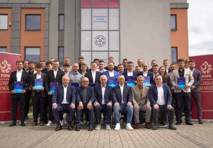 Grupa mężczyzn z dyplomami, absolwenci kursu trener uefa b.