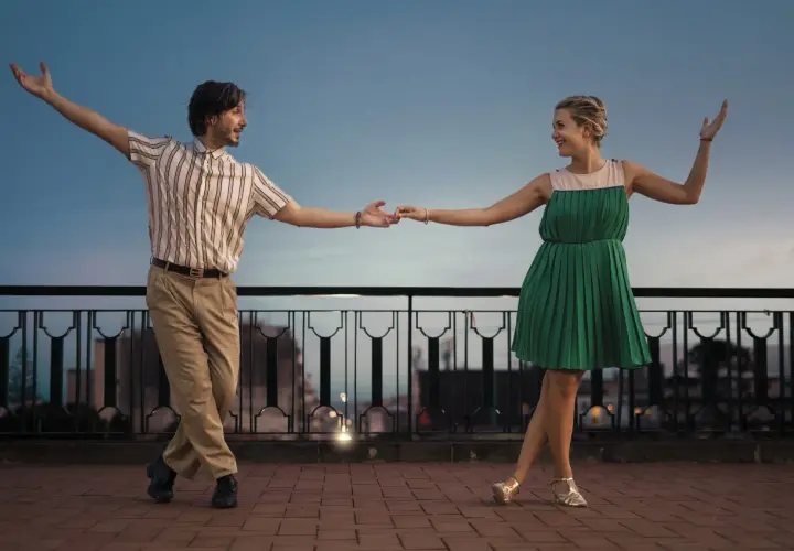 Coppia balla sul tetto, mostrando la differenza tra swing e lindy hop con movimenti aggraziati.