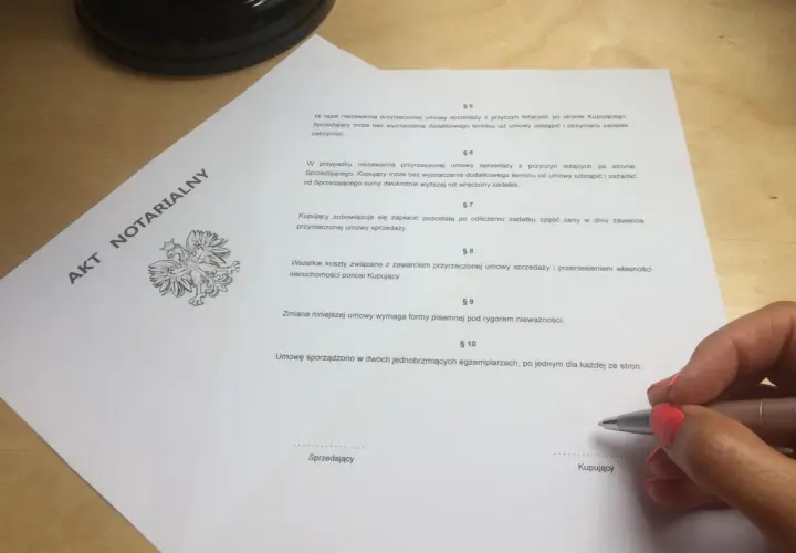 Wzór umowy przedwstępnej bez notariusza. Dokument zawiera paragrafy dotyczące sprzedaży, zadatku i kosztów.