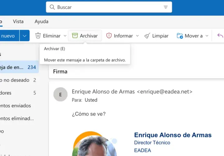 Interfaz de Outlook para la gestión de correo electrónico, mostrando la opción de archivar un mensaje.