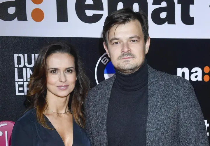Dawid Ogrodnik z żoną na ściance.