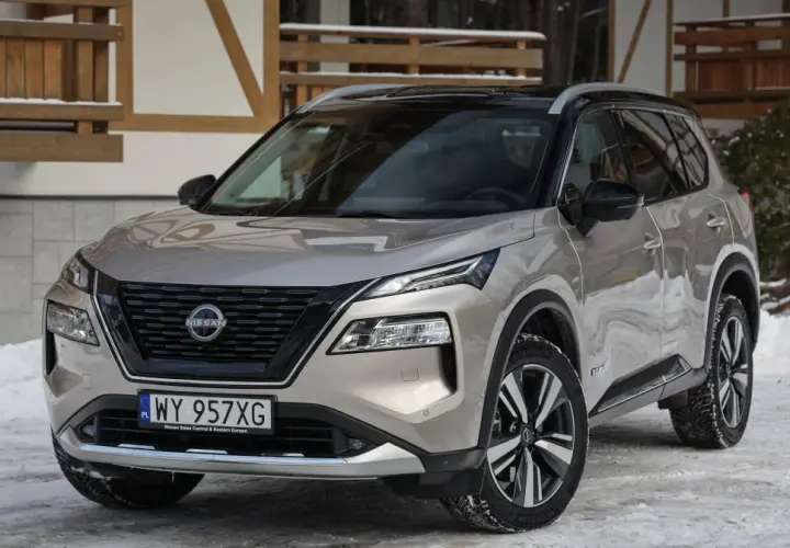 Zastanawiasz się, jaki silnik wybrać do Nissana X-Trail? Ten nowoczesny SUV w kolorze szampańskim prezentuje się świetnie na tle zimowego krajobrazu.