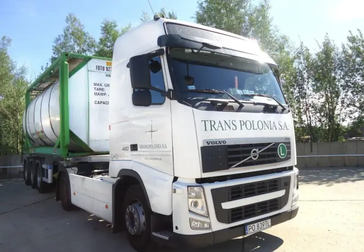 Biała cysterna Volvo z naczepą, gotowa do transportu towarów szybko psujących się.