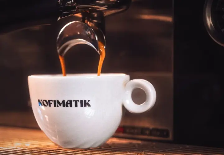 Kawa ristretto co to? Intensywny napar z ekspresu w filiżance z logo Kofimatik.