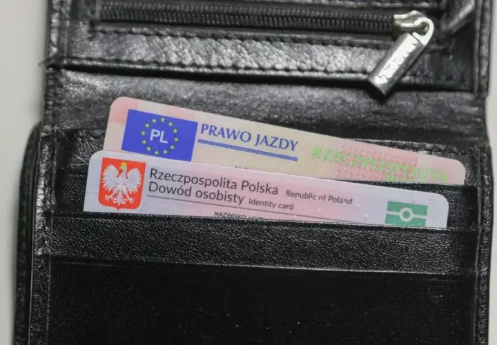 Czarny portfel z polskim dowodem osobistym i prawem jazdy. Na dokumencie prawa jazdy widnieje napis "PRAWO JAZDY", a na dowodzie "Rzeczpospolita Polska Dowód osobisty".