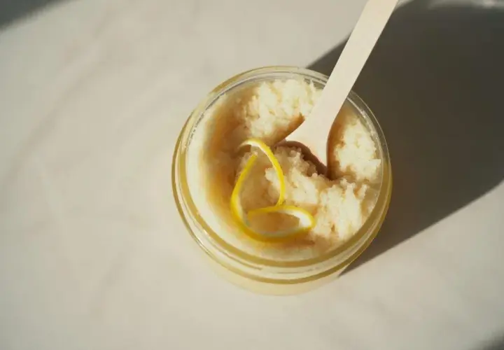 Twój peeling cukrowy DIY: Gładka skóra z kuchni w 5 minut!
