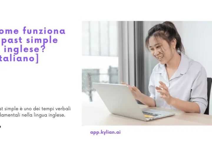 Ragazza sorride guardando il laptop, mentre impara come funziona il past simple in inglese.