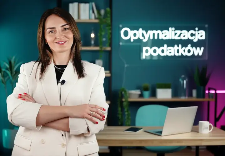 Kobieta w białej marynarce, gotowa na intensywny bootcamp optymalizacji podatków.