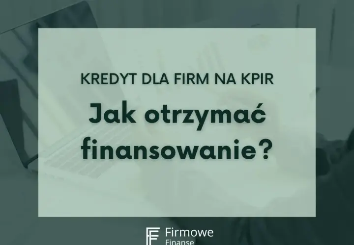 Kredyt dla firm na start: jak uzyskać finansowanie? Laptop i dokumenty na biurku sugerują planowanie rozwoju biznesu.