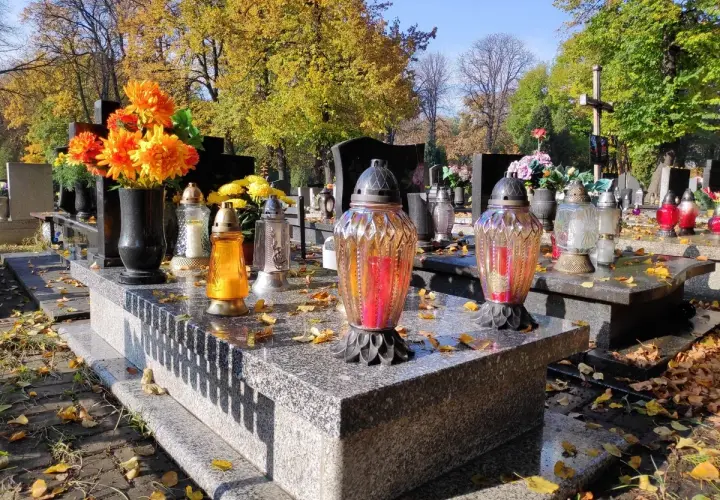 Ile kosztuje miejsce na cmentarzu w Warszawie? Ceny i ważne informacje