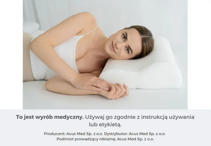 Kobieta odpoczywa na poduszce ortopedycznej, która zapewnia komfortowy sen. Jak spać zdrowo? Ta poduszka pomoże.