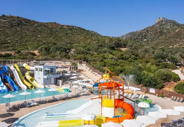 Atali Grand Resort: kolorowy aquapark z licznymi zjeżdżalniami i basenami, otoczony zielonymi wzgórzami.