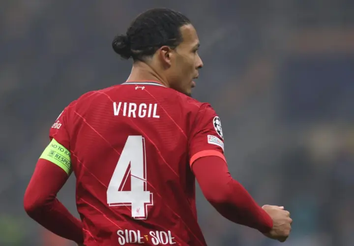 Piłkarz Liverpoolu Virgil van Dijk z numerem 4 na czerwonej koszulce. Na rękawie opaska "No to racism. Respect".