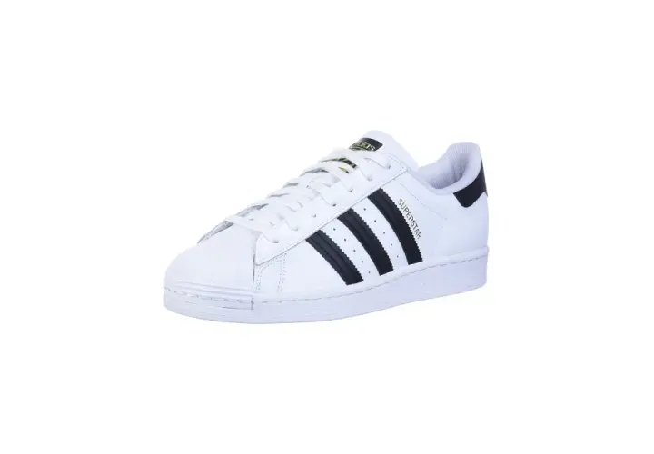 Białe buty sportowe adidas Superstar z czarnymi paskami i złotym napisem. Klasyk od marki adidas.