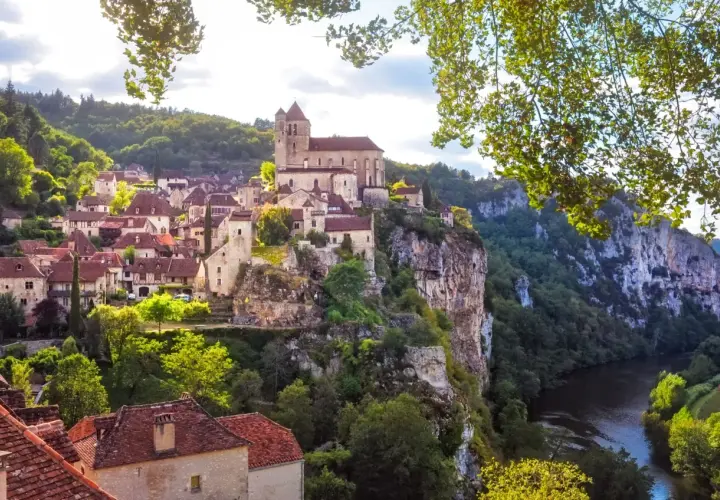 Village médiéval perché sur une falaise, dominant une rivière. Un paysage digne d'un millésime Cahors, où le temps semble s'être arrêté.