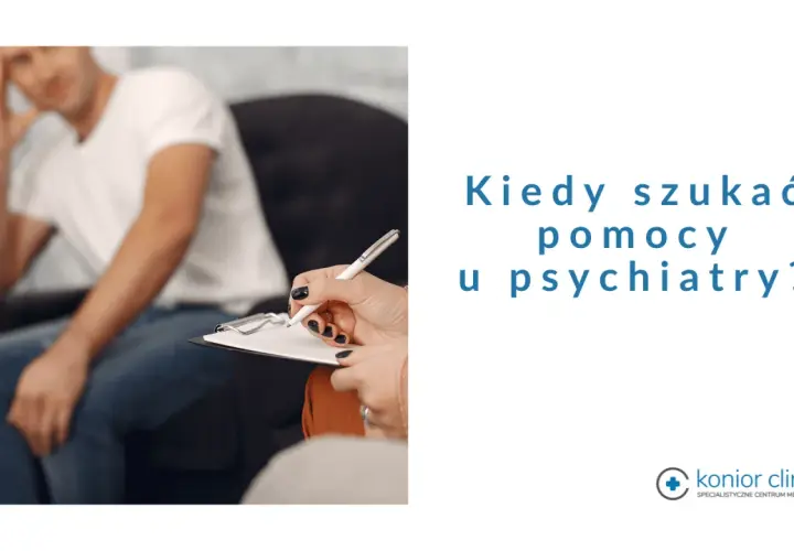 Mężczyzna siedzi na kanapie, opierając głowę na dłoni. Obok niego ręka pisze na kartce.