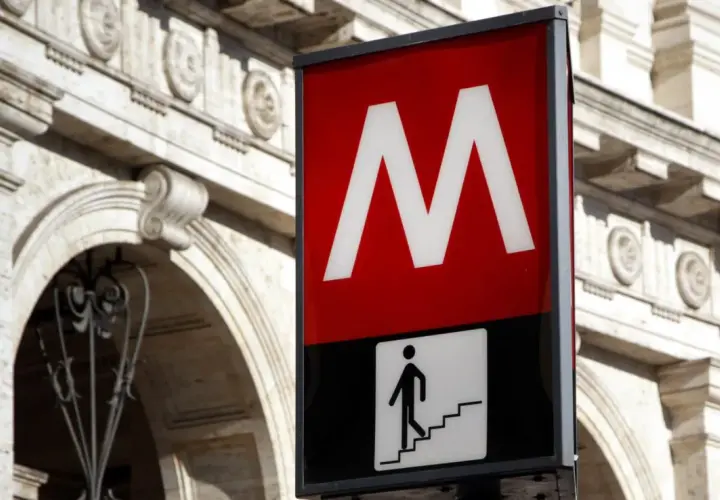 Segnale della metro di Roma con la "M" rossa. Perfetto per chi ha un biglietto 72 ore Roma e vuole esplorare la città.