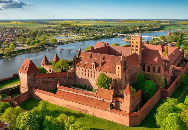 Imponujący zamek w Malborku, największa ceglana twierdza świata. Poznaj zamek w Malborku ciekawostki i jego historię.